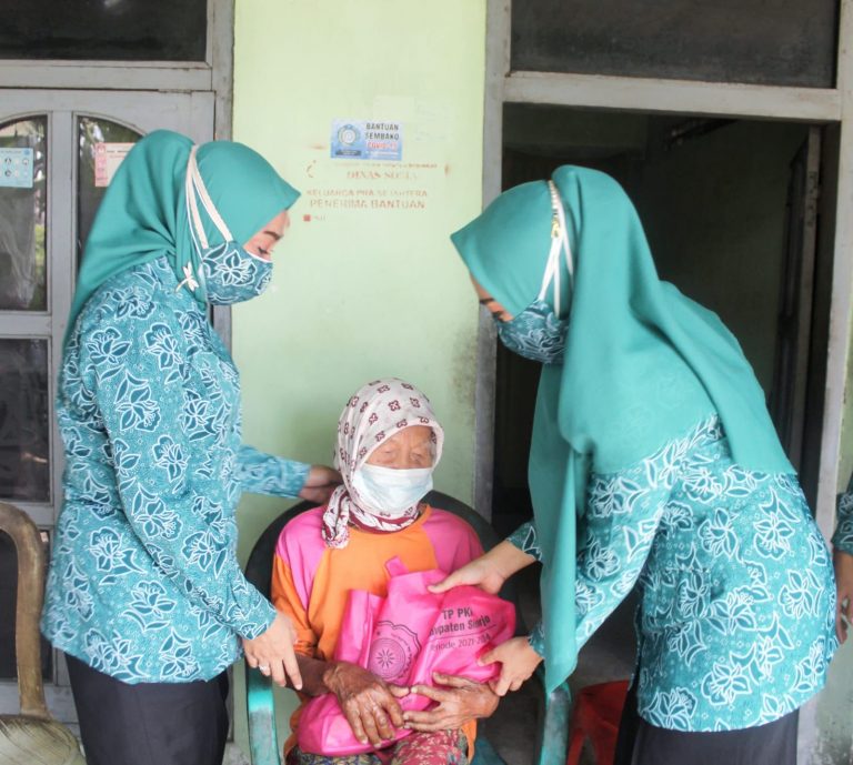 Ketua PKK Sidoarjo Kunjungi Warga Prambon