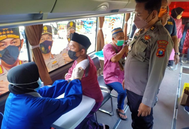  Gerai Vaksin Mobile Polresta Sidoarjo Dihadirkan Khusus di Depan Masjid Agung