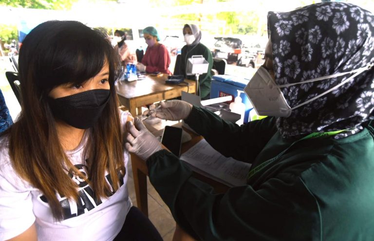 Dibantu Relawan, hanya 5 Jam Vaksinasi Tembus 3.200 Warga