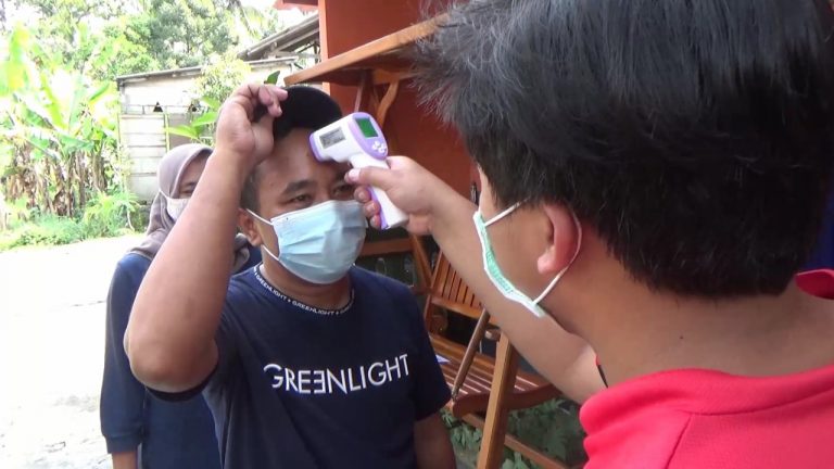 Warung Rujak Soto ini Wajibkan Pengunjung Cek Suhu Sebelum Masuk