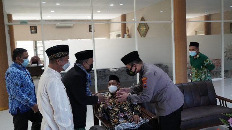 Jalin Silaturrahmi, Kapolres Gresik Kunjungi  Tokoh Agama