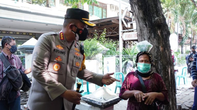 Kapolresta Sidoarjo Tinjau Vaksinasi di Pasar Larangan