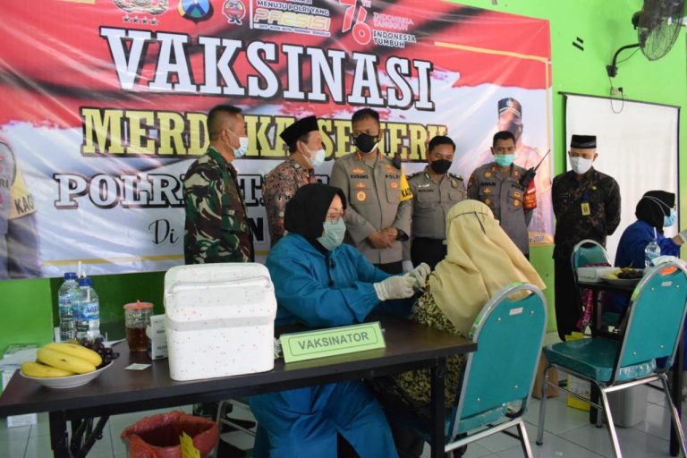 Kapolres Sidoarjo Pantau Pelaksanaan Vaksinasi di MTSN 3 Tarik