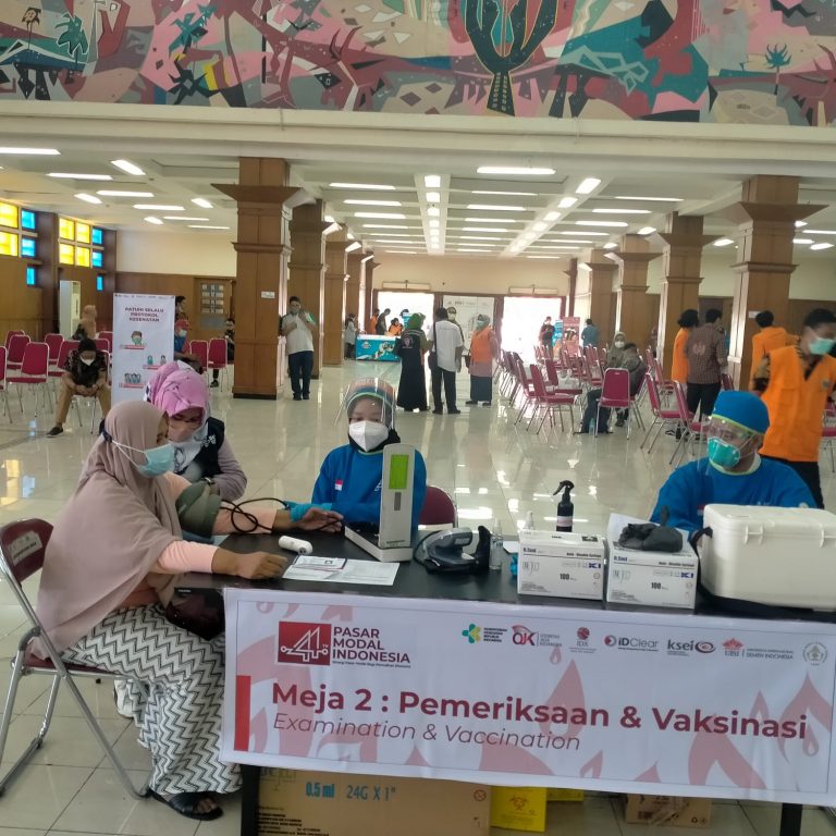 UISI Gresik Kolaborasi Pasar Modal Selenggarakan Vaksinasi