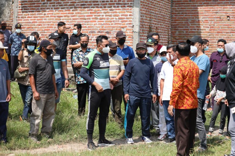 Warga Demo, Bupati Turun Tangan