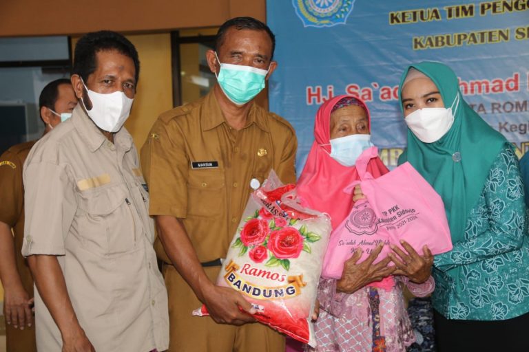 Istri Bupati Sidoarjo, Salurkan Bansos ke Lima Desa