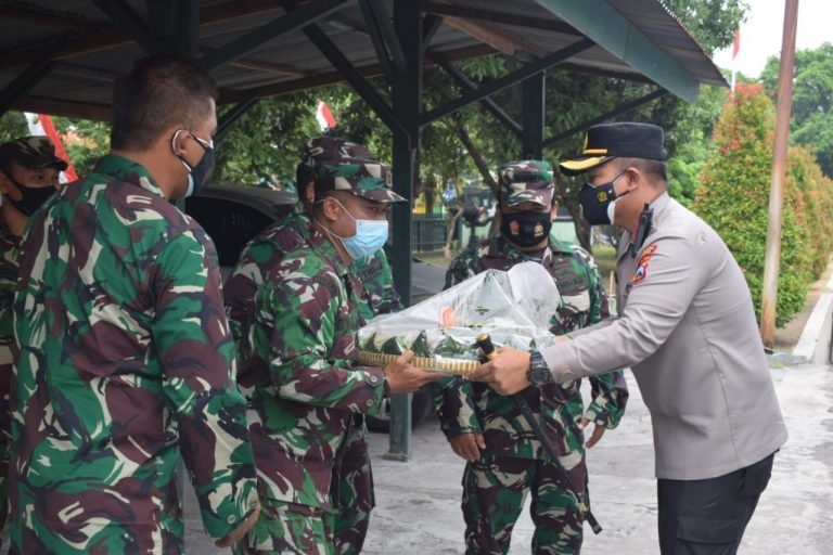 Kapolresta Sidoarjo Bawa Tumpeng ke Jajaran TNI Sidoarjo