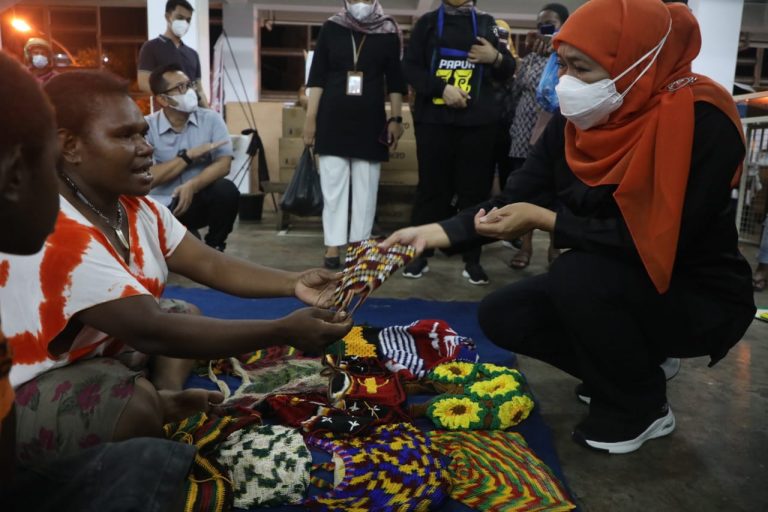 Wisata Malam di Pasar Mama-Mama Papua, Gubernur Khofifah, Borong Noken