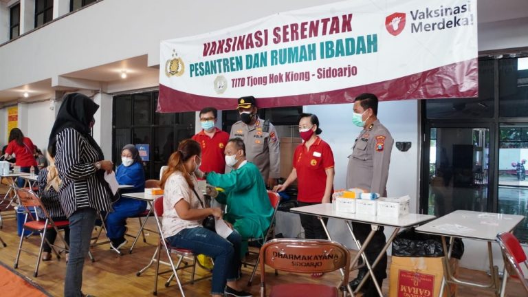 Kapolresta Sidoarjo Saksikan Pelaksanaan Vaksinasi di Klenteng TITD Tjong Hok Kiong