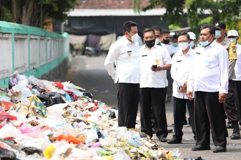 Wabup Sidoarjo Sidak Tumpukan Sampah di Jalan Kemlaten