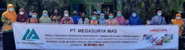 Megasurya Mas Bagikan Paket Sembako ke Warga Terdampak Pandemi