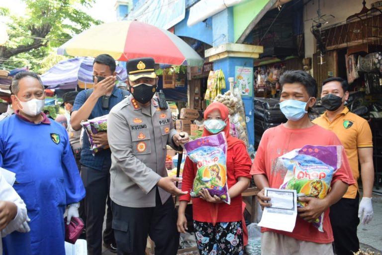 Jemput Bola, Kapolresta Sidoarjo Datangi Desa, Pasar Tradisional untuk Vaksinasi