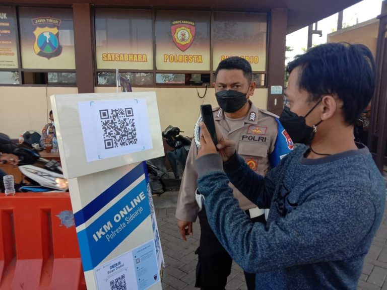 Masuk Mako Polresta Sidoarjo Harus Scan Aplikasi PeduliLindungi