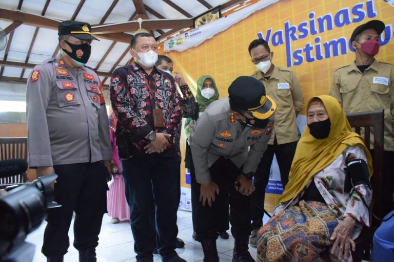 Ratusan Lansia di Sidoarjo Ikuti Vaksinasi