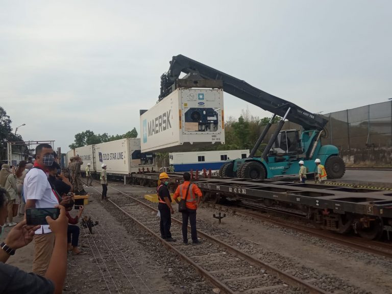 KAI Operasikan Kereta Barang Gresik – Jakarta