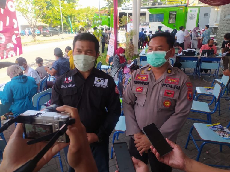 Bus Vaksinasi Keliling Polresta Sidoarjo Sasar Sekolah dan Warga Desa