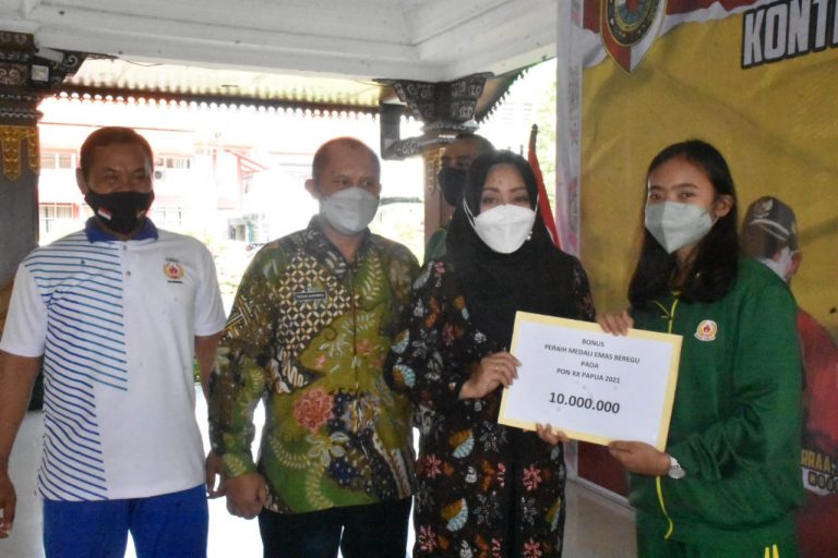Bupati Ikfina Beri Bonus Uang Pembinaan pada Atlet PON XX Papua