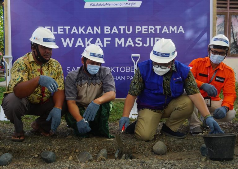 Karyawan XL Gelar Aksi Sosial, Bedah Rumah, Bangun Jembatan dan Fasilitas Air Bersih 