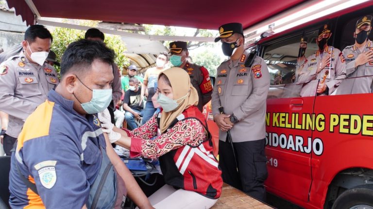 Polisi Edukasi Prokes dengan Ajak Vaksinasi di Sentra Kuliner Juwet Kenongo