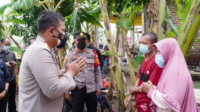 Kapolresta Sidoarjo Tinjau Dua Desa yang Diterjang Angin Puting Beliung