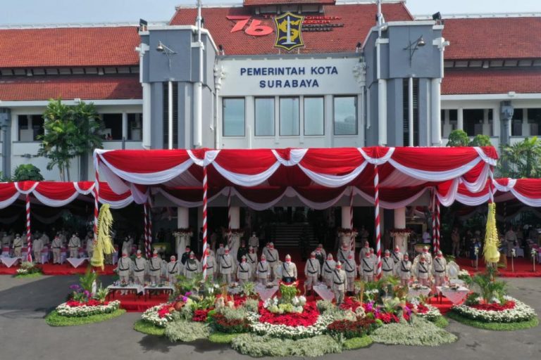 Hari Pahlawan, Wali Kota Eri Pimpin Upacara Hingga Tabur Bunga di TMP