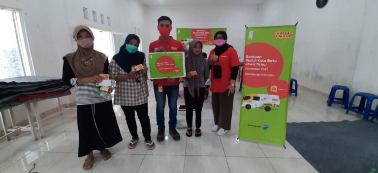 Pasca Bencana di Batu, Mobil Klinik Indosat Ooredoo Salurkan Bantuan Korban Banjir