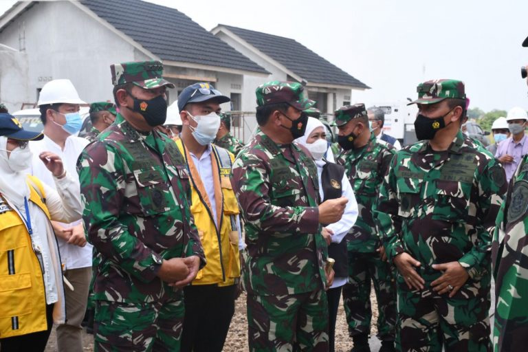 Panglima TNI Serahkan Rumah Ahli Waris Prajurit Naggala 402 yang Gugur dalam Tugas