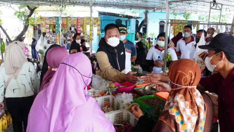 Jalan Sehat, Kapolresta Sidoarjo Sambil Bagikan Masker