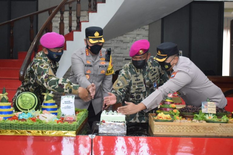 Kunjungi Markas Brigif 2 Marinir, Kapolresta Sidoarjo Bawa Tumpeng dan Kue Tart