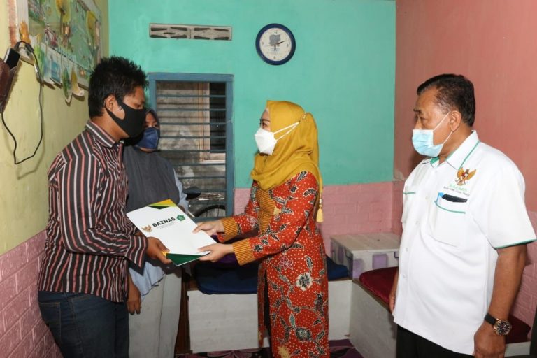 Ketua PKK Sidoarjo Beri Santunan pada Pelajar yang Pemulung