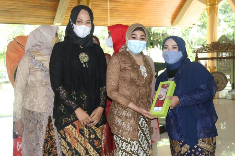 Sriatun Subandi  : Etika Berbusana Harus Diperhatikan