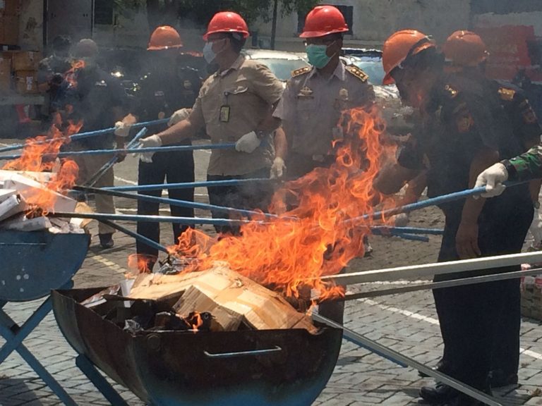 Ratusan Rokok dan HP Ilegal Dimusnahkan Bea Cukai Juanda