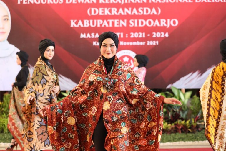 Pamerkan Produk Pengrajin Sidoarjo Lewat Fashion Show