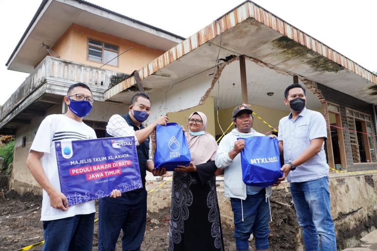 Karyawan XL, Kirim Sembako untuk Korban Banjir di Daerah dan Donasi Fasilitas Air Minum