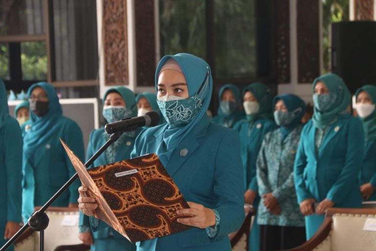 Hj Sa’ada Ahmad Muhdlor Lantik Ketua PKK Kecamatan