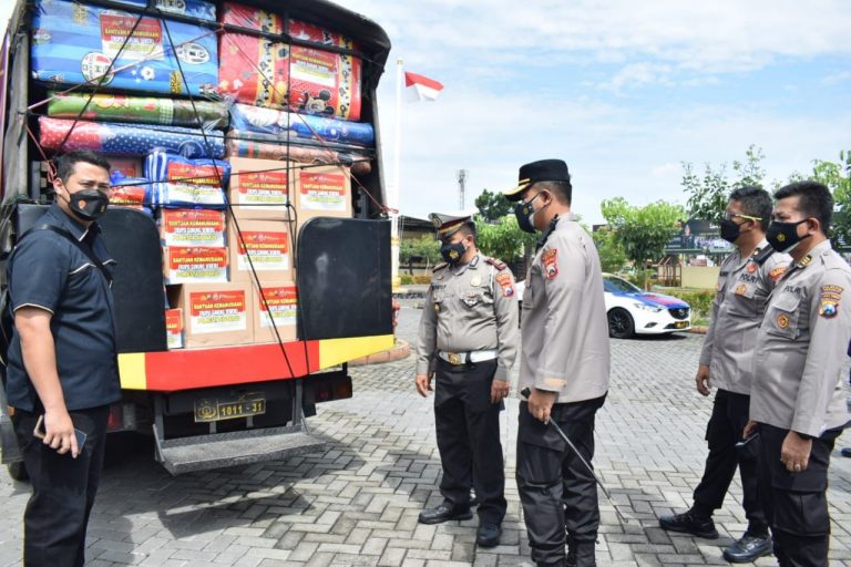 Polresta Sidoarjo Kirim Tiga Box Sembako untuk Korban Erupsi Semeru