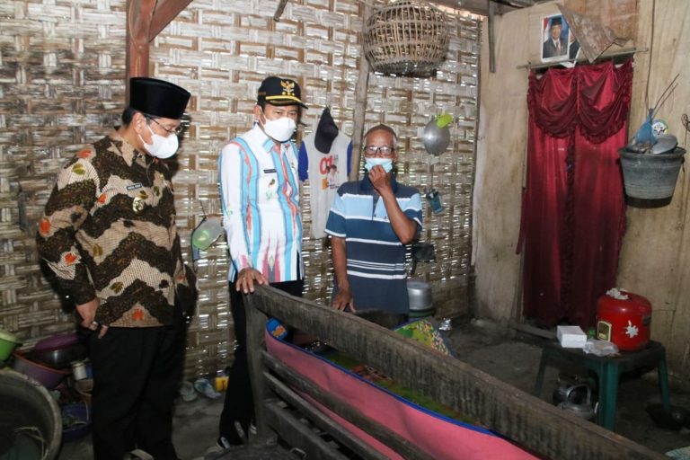 Entas Kemiskinan di Lamongan, Penerima Manfaat Terima Buku Tabungan