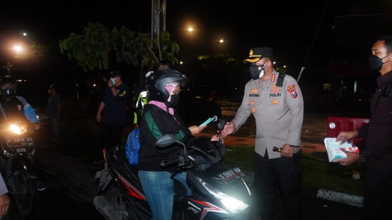 Kapolresta Sidoarjo Bagikan Masker pada Pengendara Motor