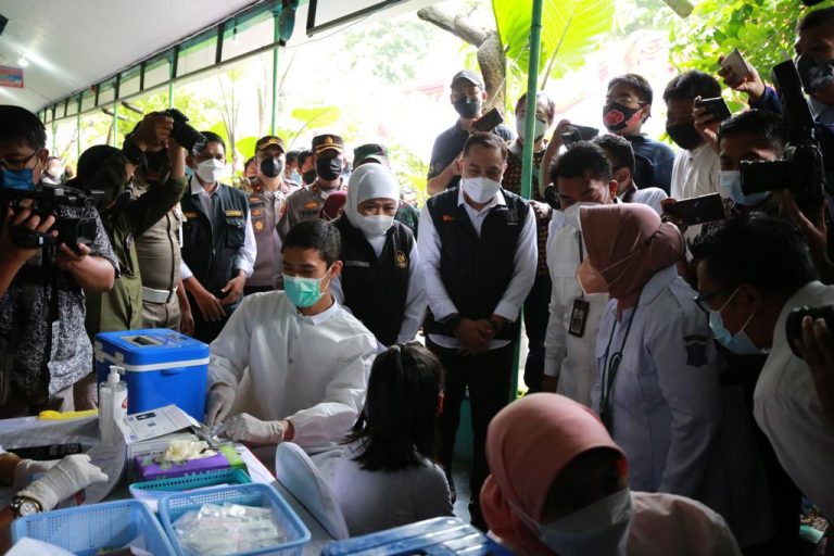 Gubernur Jatim Apresiasi Wali Kota Eri, Jadi Lokomotif Percepatan Vaksin Anak