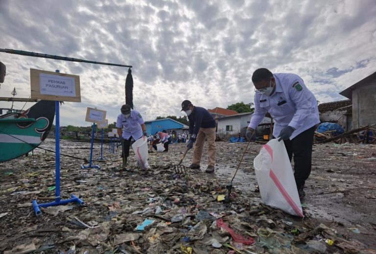 Bersih Pantai Lekok Hiasi Hari Jadi Kabupaten Pasuruan