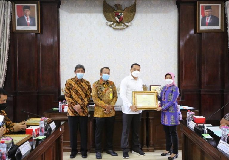 Selamatkan 3.249 Aset Pemkot Surabaya, Wali Kota Eri, Beri Penghargaan BPN I dan II