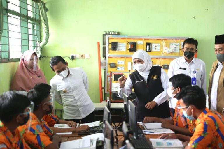 Tinjau Pembelajaran Tatap Muka di Lumajang, Gubernur Khofifah, Minta Tetap Disiplin Prokes