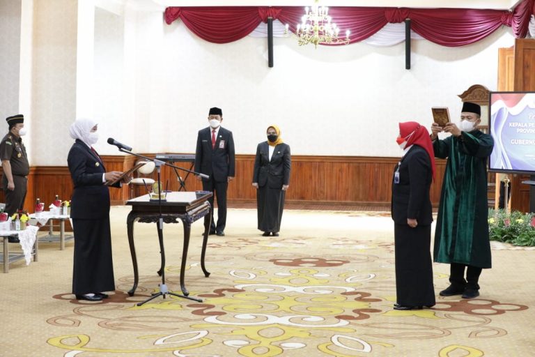 Gubernur Khofifah, Lantik Kepala Perwakilan BKKBN Jatim yang Baru
