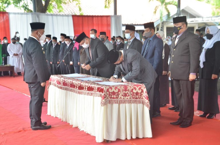 Tingkatkan Pelayanan, Bupati Gresik Lantik Ratusan Pejabat