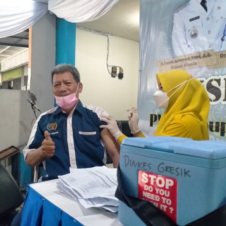Peringati HPN, PWI Gresik Gelar Vaksinasi Booster untuk Jurnalis dan Lansia