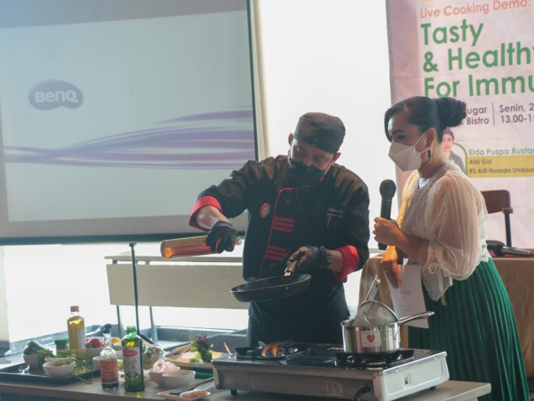 Kreasikan Menu Sehat, Chef Luminor Hotel Jemursari Gelar Demo Masak