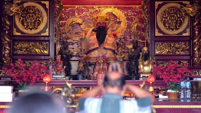 Ritual mengganti jubah menjelang Imlek di Klenteng Hoo Tong Bio, Banyuwangi