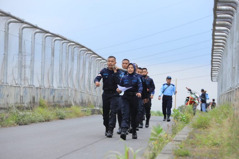 Usai Longmarch 18 KM, Petugas Polsuspas Jalani Tradisi Pembaretan