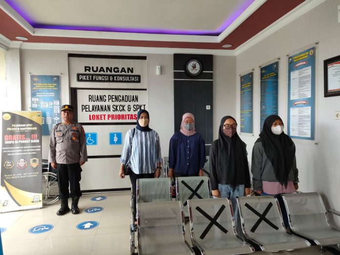 Anggota Polresta Banyuwangi dan pengunjung menyanyikan lagu Indonesia Raya sebagai tradisi rutin, Senin (31/1/2022) siang.