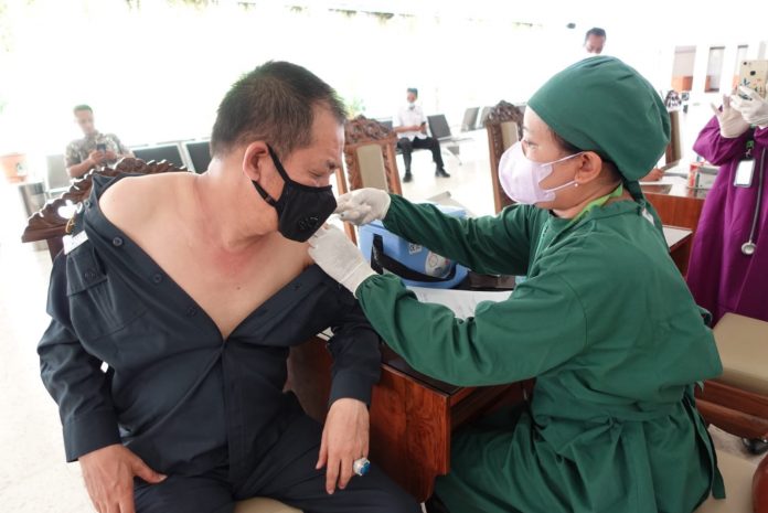 WhatsApp Image 2022-01-31 at 15.13.49 Wakil Ketua DPRD Banyuwangi mendapatkan vaksinasi dosis ketiga, Senin (31/1/2022) pagi/udi